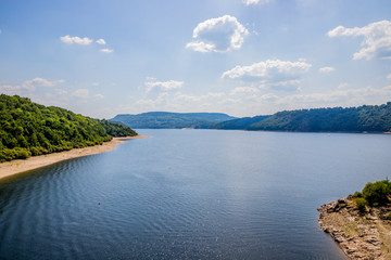 Vue sur le lac de bort depuis une tour du Château de Val