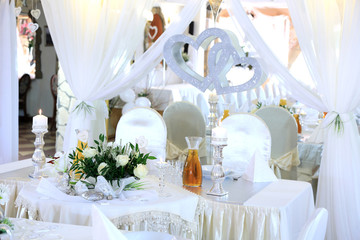 Ślub, wesele, stół w restauracji dla pary młodej.