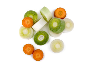 Trozos cortados de puerro y zanahoria visto cenitalmente