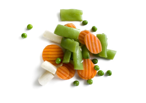 Menestra de verduras cocidas: jud&iacute;as verdes, zanahorias, guisantes y r&aacute;bano