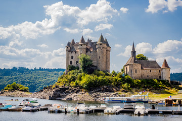 Le Château de Val et le Lac de Bort