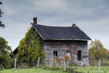 Fototapeta na wymiar abandoned homestead countryside