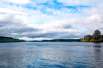 Hermoso paisaje de cielo con nubes y luz del sol