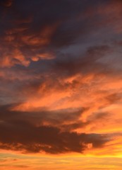 Fototapeta premium farbenfroher Abendhimmel mit Wolken