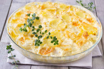 Baked potatoes with cream, cheese and thyme