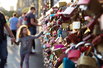 Obraz premium Hohenzollern Bridge with padlocks in cologne. October 2018