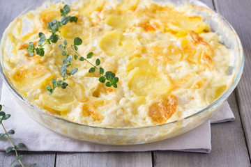 Baked potatoes with cream, cheese and thyme