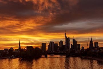 Fototapeta na wymiar Abendstimmung über der Skyline von Frankfurt am Main