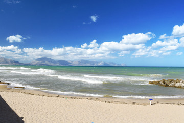 La costa con il mare verde smeraldo