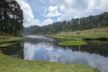 Islote en medio del lago entre montañas