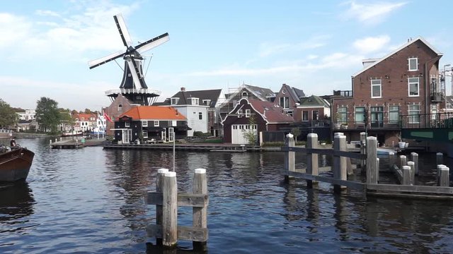 Windm&uuml;hle "De Adriaan", Drehbr&uuml;cke "Catharijnebrug" und Schiffsverkehr auf der Spaarne in Haarlem