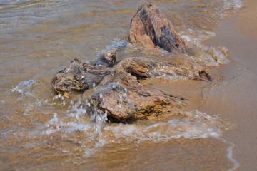 Wasser und Steine am Strand