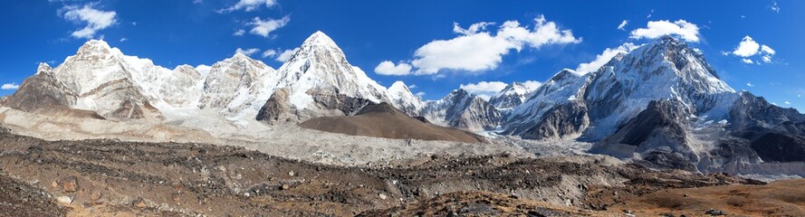 Fototapeta na wymiar Panorama of mount Everest and Pumori