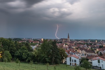 Dunkle Wolken und Blitz über Regensburg, Deutschland