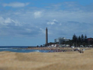Fototapeta na wymiar Strand am Meer mit Leuchtturm
