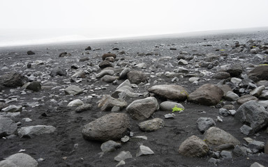Felsformationen in Süd-Island: Felsnadeln Reynisdrangar und Felsentor Dyrholaey am schwarzen Lavasandstrand