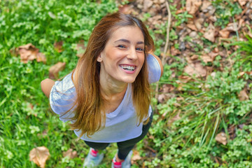 Una bella ragazza sorridente