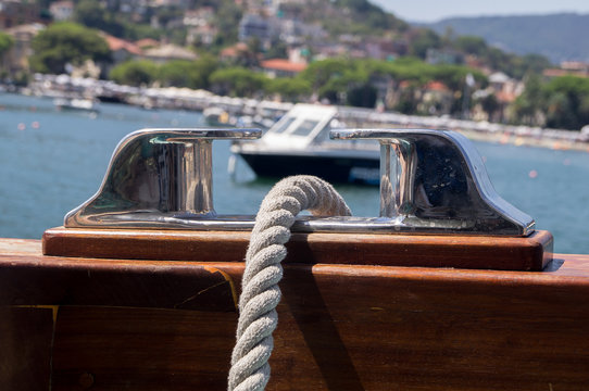 Panorama marino con bitta cromata e cima di ormeggio