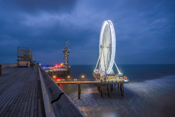Riesenrad auf Seebr&uuml;cke in Scheveningen Den Haag