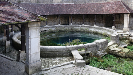 A Tonnerre, la "Fosse d'Yonne" est une source vauclusienne qui a donné naissance à la ville. Un lavoir a été aménagé autour d'elle au XVIII ème siècle.