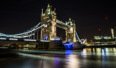 Fototapeta na wymiar tower bridge in london at night