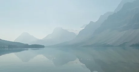 Papier Peint photo Lavable Lac / étang Lac Bow en fumée, parc national Banff, Alberta, Canada