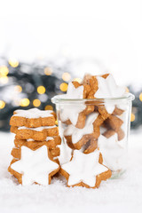 Weihnachten Plätzchen Weihnachtsplätzchen Gebäck Hochformat Sterne Zimtsterne Winter Schnee