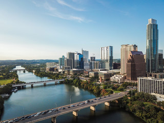 Naklejka premium Antena Auston Texas z mostu Congress Avenue Bridge obok Centrum Obserwacyjnego Nietoperzy Statesmans