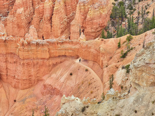 Paisaje relajante y tranquilo de otoño, en Bryce Canyon, Utah, Estados Unidos. Formaciones rocosas rojizas en forma de chimeneas de hadas, llamadas localmente 