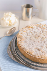 Ein selbstgebackener Apfel Streuselkuchen auf einer Tortenplatte