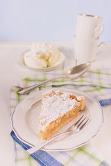 Ein Stück selbstgebackener Apfel Streuselkuchen auf einem Teller mit einer Gabel
