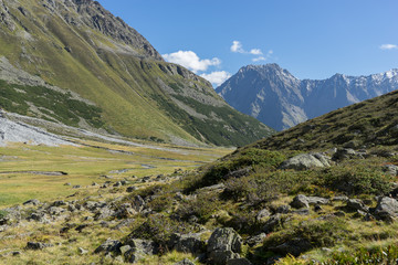 Fototapeta na wymiar Trekking in Alps summer vacation