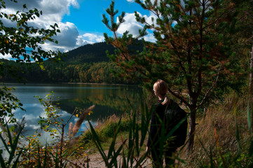 Fototapeta na wymiar Tourist girl and beautiful autumn nature