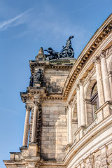 Fototapeta premium Seitenansicht des Eingangsportals der Semperoper zu Dresden