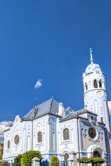 Fototapeta na wymiar Sankt-Elisabeth-Kirche in Bratislava - Blaue Kirche vor blauem Himmel im Sommer