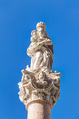 Fototapeta na wymiar Mariensäule auf dem Franziskaner Platz nahe dem Hauptplatz in Bratislava