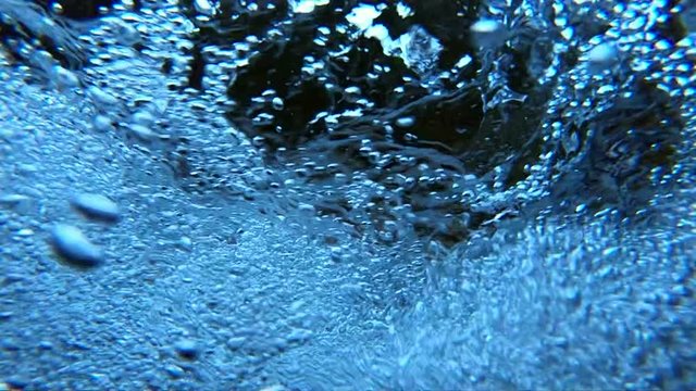 Klares Wasser mit Luftblasen