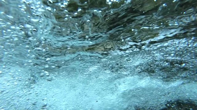 Klares Wasser mit Luftblasen