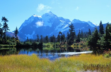 Fototapeta na wymiar Stunning view of Mount Shuksan and fall colors around Picture Lake in the North Cascades