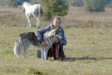Dziewczyna spaceruje z psem