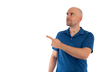 Mann mit Glatze zeigt nach oben mit dem Finger 