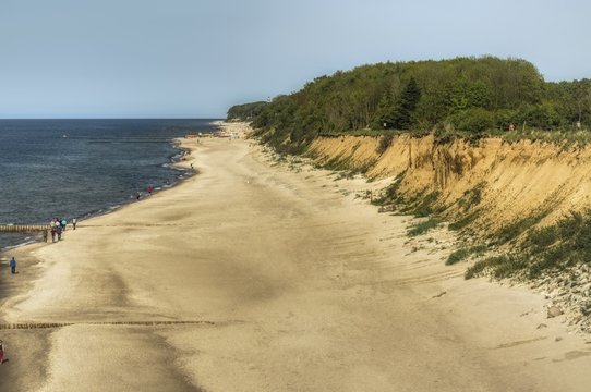 widok z g&oacute;ry na plażę i klifowe wybrzeże Bałtyku koło Rewala