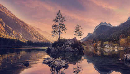 Coucher de soleil coloré sur de magnifiques hautes terres alpines. Vue magique sur le lac Hintersee avec des nuages pittoresques, scène picturale dramatique dans les Alpes européennes. Lieux de photographie populaires. Idées pour de grands voyages