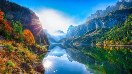 Gordijnen herfstlandschap met Dachstein-bergtop die in kristalhelder Gosausee-bergmeer weerspiegelt © pilat666