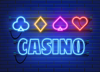 Obraz premium Neon lamp casino banner on wall background. Poker or blackjack card games sign. Las Vegas concept. Vector illustration.