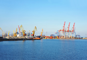 Fototapeta premium Bulk cargo ship under port crane