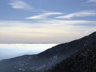 niebla en valle de montaña