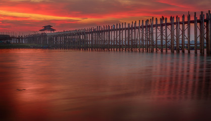 Fototapeta na wymiar Red sunset on the lake in Myanmar.
