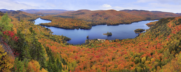 Fototapeta premium Park Narodowy Mont Tremblant z panoramicznym widokiem na kolory jesieni, Kanada