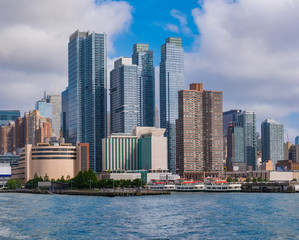 Naklejka premium Manhattan Skyline z miejskimi drapaczami chmur nad rzeką Hudson, Manhattan Skyline